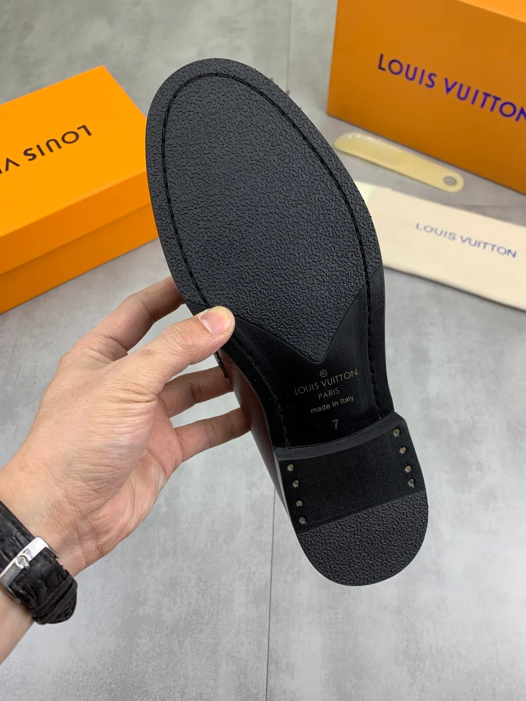 Men's men's shoes 💰P520 New style 💶[LOUIS VUITTON] Water-dyed Niuli Original order New style 🍀LV Louis Vuitton *——Top version of LV classic leather shoes! Made of imported original calfskin, original leather side strips and wear-resistant high-end rubber outsole! High quality products! Color: Black optional Size: 39-44 (45 customized)
